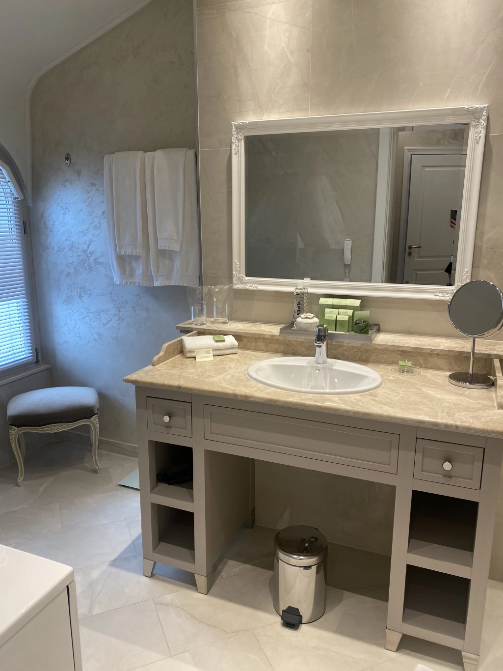 Стая Делукс с изглед към града