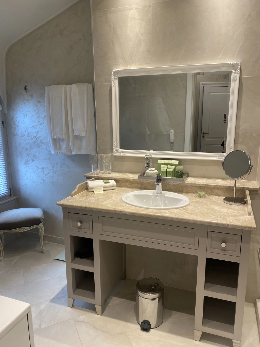 Стая Делукс с изглед към града