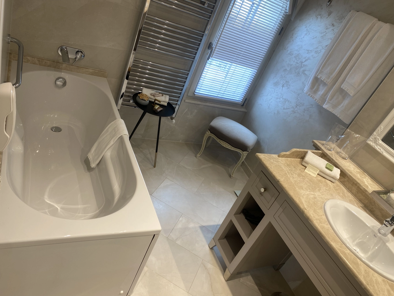 Стая Делукс с изглед към града