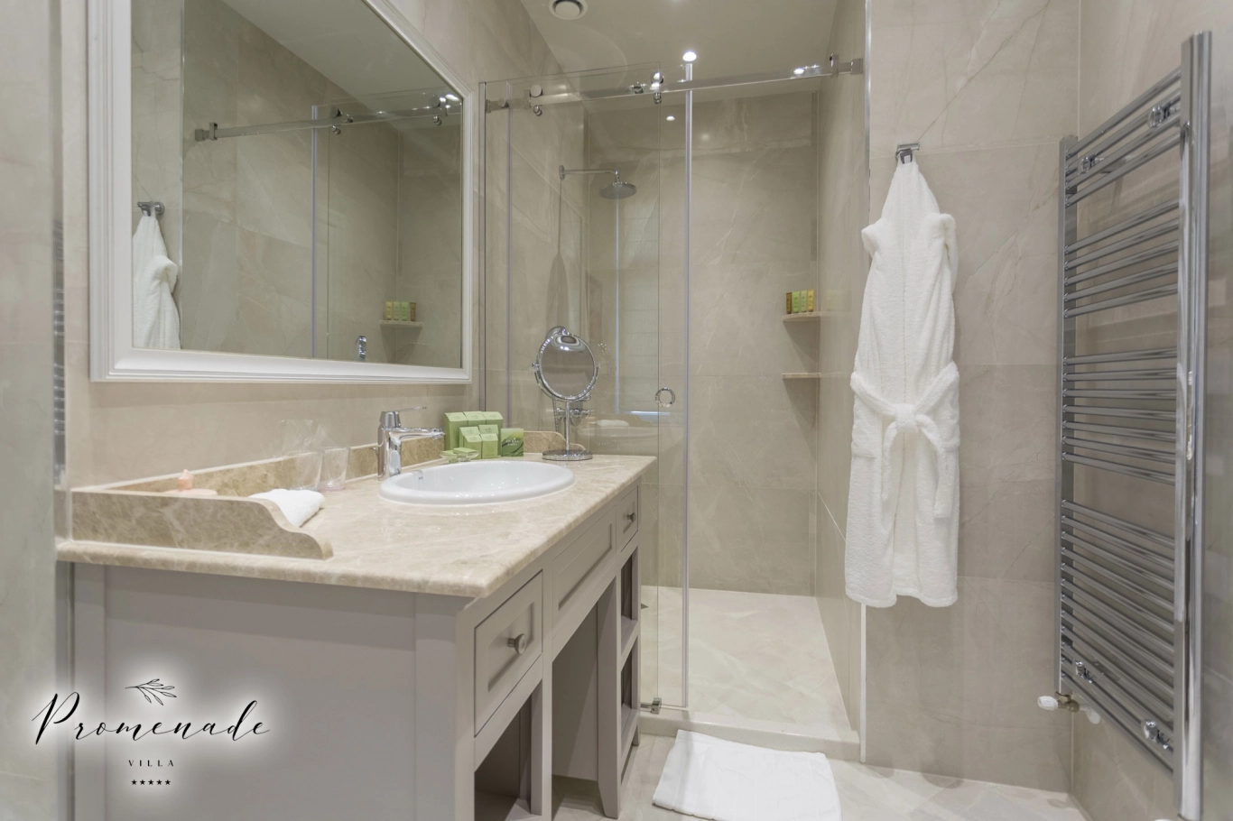 Стая Делукс с изглед към града